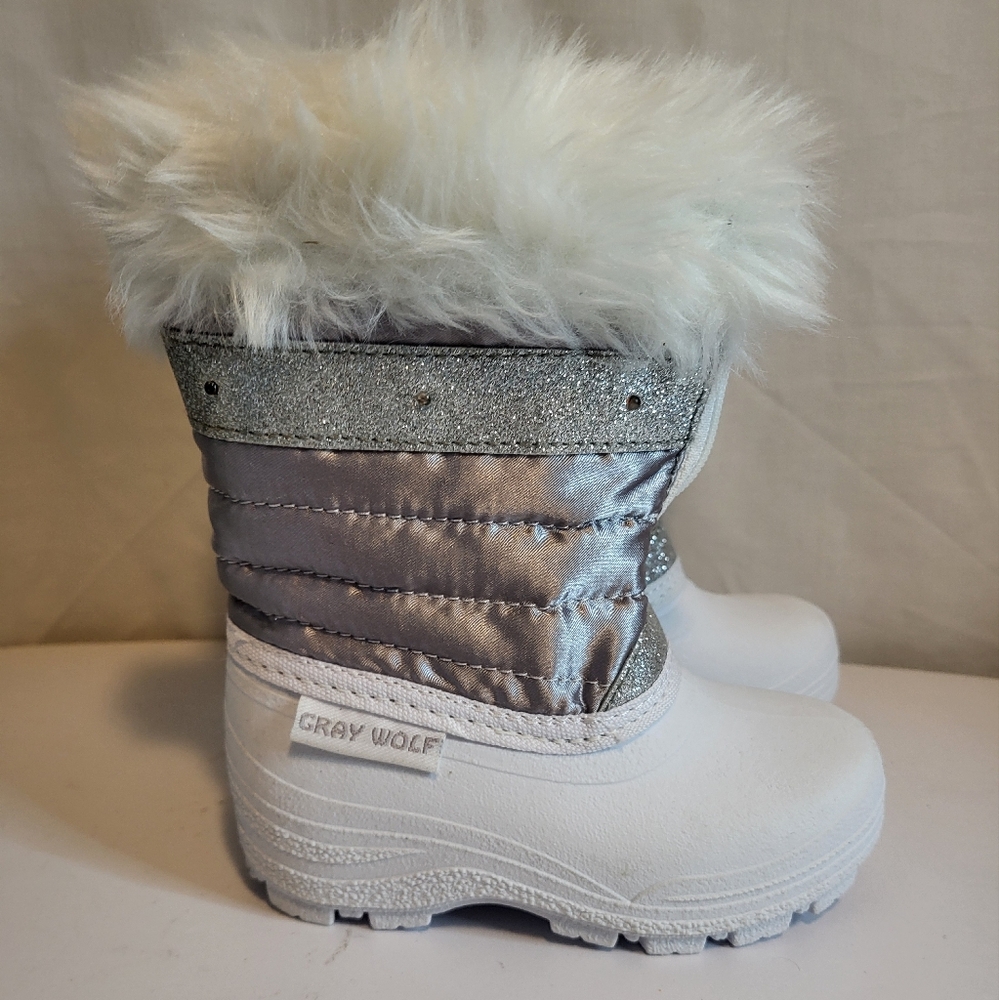 Winter boots Gray Wolf light up Silver & White Lined Winter Boots size 5 toddler